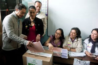 Colombianos eligen alcaldes y gobernadores tras violenta campa&ntildea