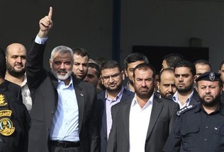 La Resistencia palestina libera 477 prisioneros en la primera etapa del intercambio