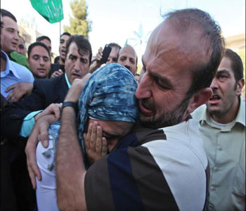 La Resistencia palestina libera 477 prisioneros en la primera etapa del intercambio