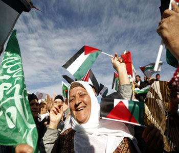 La Resistencia palestina libera 477 prisioneros en la primera etapa del intercambio