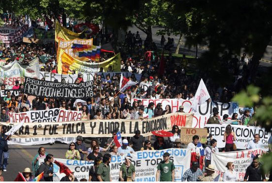 La marcha multitudinaria en Santiago acaba con m&aacutes de 300 detenidos