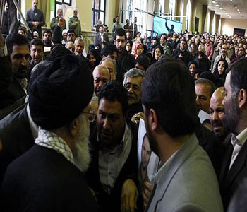 Khaminei participa en el funeral de los m&aacutertires de los guardianes de la revoluci&oacuten isl&aacutemica