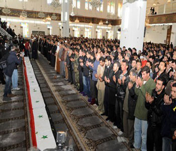 Participaci&oacuten de gran multitud oficial y popular en la procesi&oacuten de la explosi&oacuten terrorista