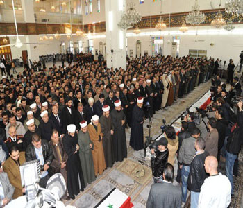 Participaci&oacuten de gran multitud oficial y popular en la procesi&oacuten de la explosi&oacuten terrorista