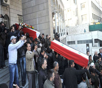 Participaci&oacuten de gran multitud oficial y popular en la procesi&oacuten de la explosi&oacuten terrorista