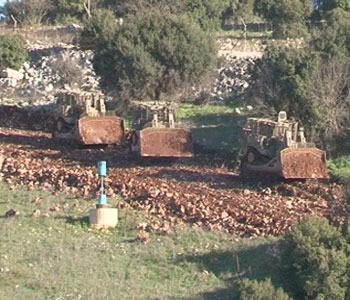 Una obra de inmunizaci&oacuten y establecimiento de alambre de p&uacuteas cerca de la l&iacutenea azul