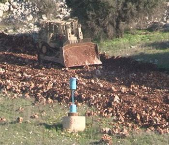 Una obra de inmunización y establecimiento de alambre de púas cerca de la línea azul