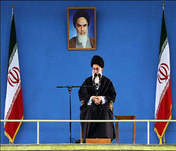 Khaminei pide una gran participación en la conmemoración de la Victoria de la Revolución Islámica