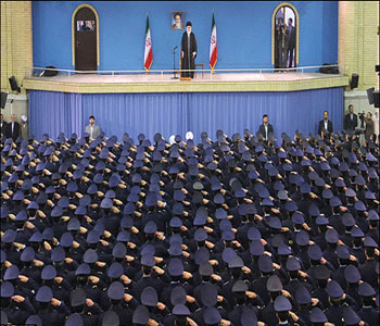 Khaminei pide una gran participación en la conmemoración de la Victoria de la Revolución Islámica