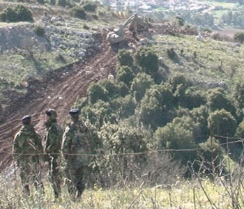 Una obra de inmunización y establecimiento de alambre de púas cerca de la línea azul