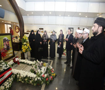 Una delegaci&oacuten del movimiento del Uma visita la tumba del m&aacutertir Mougnieh