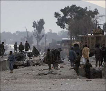 Una explosi&oacuten en el aeropuerto afgano deja nueve muertos y crea una alarma en EE.UU.