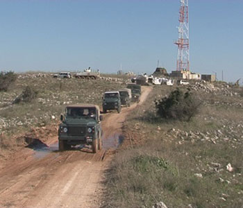 Una obra de inmunización y establecimiento de alambre de púas cerca de la línea azul