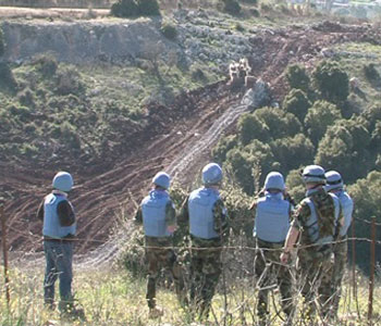 Una obra de inmunización y establecimiento de alambre de púas cerca de la línea azul