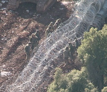 Una obra de inmunizaci&oacuten y establecimiento de alambre de p&uacuteas cerca de la l&iacutenea azul