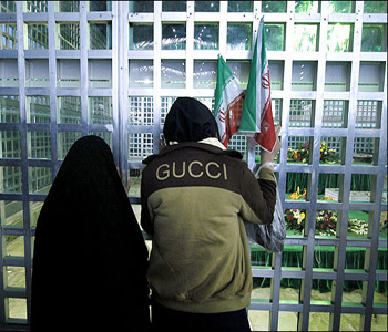 Sucedi&oacute en este d&iacutea el regreso de Ruhollah Khomeini a Teher&aacuten