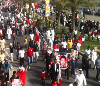 Los bahrein&iacutees salen a la calle en una gran manifestaci&oacuten