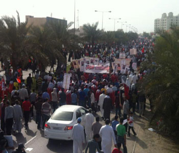 Los bahrein&iacutees salen a la calle en una gran manifestaci&oacuten