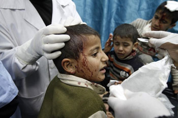 Los palestinos entre el martillo de los cr&iacutemenes sionistas y el yunque del 