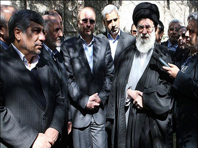 Khaminei plant&oacute dos &aacuterboles en la semana de los recursos naturales y de forestaci&oacuten