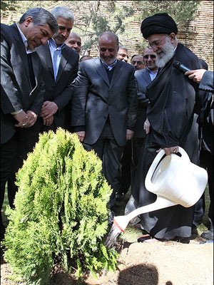 Khaminei plant&oacute dos &aacuterboles en la semana de los recursos naturales y de forestaci&oacuten