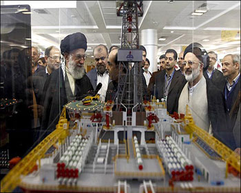 Imam Khaminei visit&oacute el centro de las pesquisas industrial petrolero en Ir&aacuten