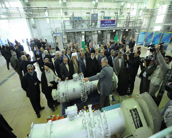 Imam Khaminei visit&oacute el centro de las pesquisas industrial petrolero en Ir&aacuten