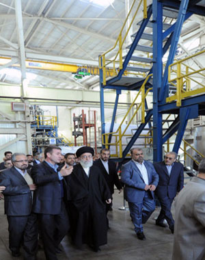 Imam Khaminei visit&oacute el centro de las pesquisas industrial petrolero en Ir&aacuten