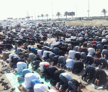 Multitudes bahrein&iacutees rezan en las mezquitas destruidas por el régimen