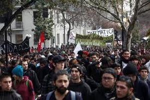Los estudiantes chilenos vuelven a enfrentarse con la polic&iacutea en Santiago