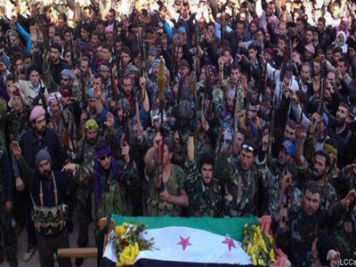 Ni&ntildeos soldados con la oposici&oacuten armada en Siria