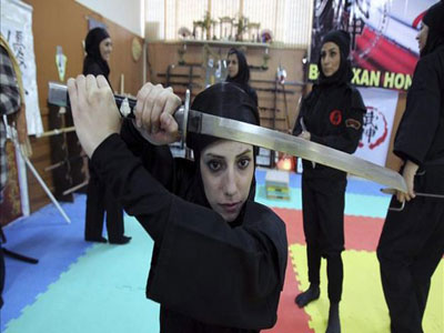 Ir&aacuten suspende las actividades de Reuters