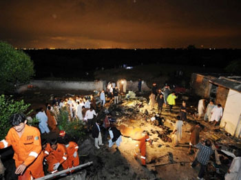 137 personas esta a bordo del avión caída en Pakistán