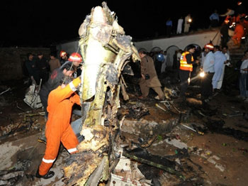 137 personas esta a bordo del avión caída en Pakistán