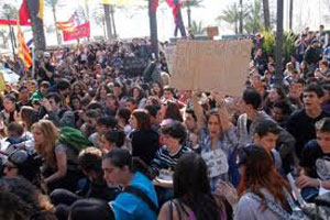 Estudiantes se manifiestan contra los recortes en educaci&oacuten en Espa&ntildea