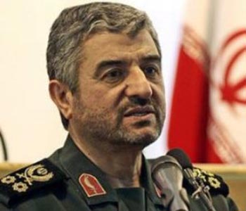 El comando de la guardia revolucionaria iraní inspecciona sus fuerzas armadas