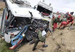 16 muertos y 40 heridos en accidente carretero en Bolivia