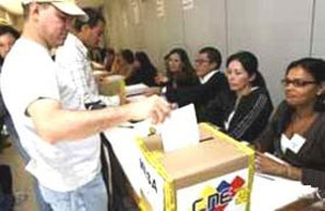 Ch&aacutevez lleva amplia ventaja de cara a los comicios