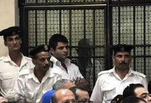 Un exministro egipcio condenado a 15 a&ntildeos