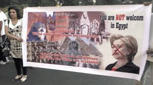 Egipcios arrojan tomates y zapatos contra la comitiva de Clinton