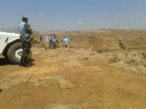 Más de 20 soldados y tres Merkavas toman posición en el río Wazani
