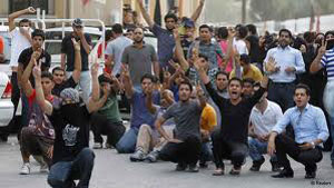 Fuerzas del régimen bahrein&iacute disparan contra indefensos manifestantes