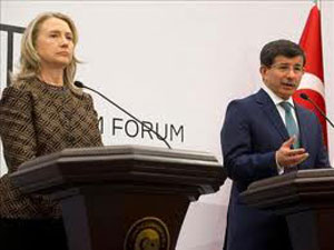 Clinton llega a Turqu&iacutea para examinar la situaci&oacuten en Siria