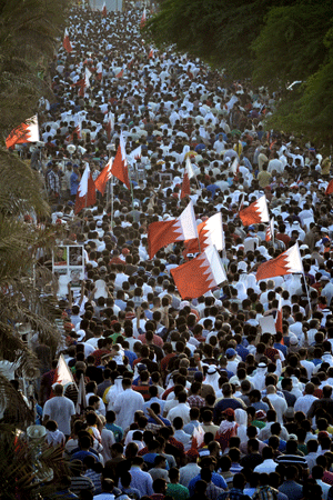 Decenas de miles de personas en las calles de Bahréin protestan contra el Gobierno