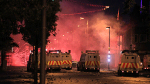 Decenas de polic&iacuteas heridos en un fogonazo de violencia sectaria en Belfast