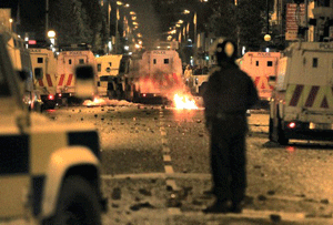 Decenas de polic&iacuteas heridos en un fogonazo de violencia sectaria en Belfast