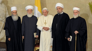 Benedicto XVI pide convivencia religiosa en una populosa misa