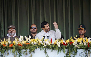 Irán desfila su poderío militar