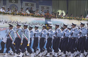Irán desfila su poderío militar