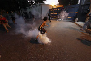 Enfrentamientos frente a la Embajada siria en El Cairo